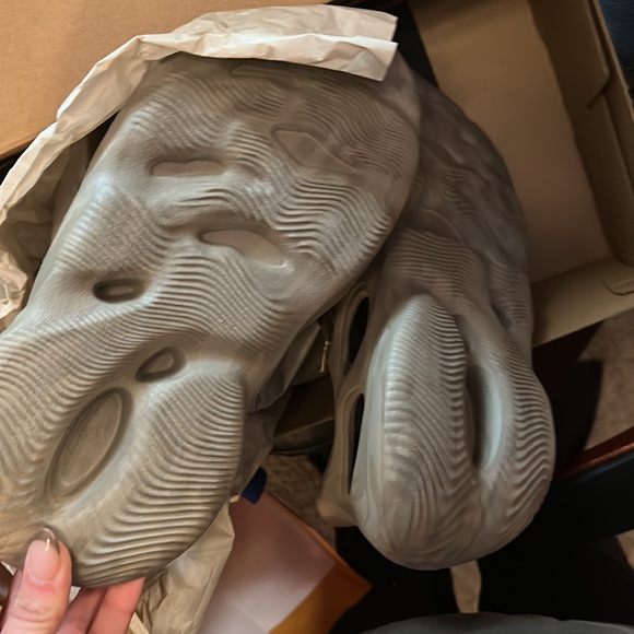 2022 Yeezy Foam Runner ‘Stone Sage’ - Picture 7 of 10